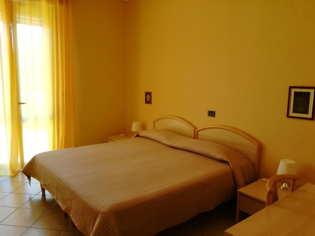 Bellerive Ristorante Albergo มาแนร์บา เดล การ์ดา ภายนอก รูปภาพ